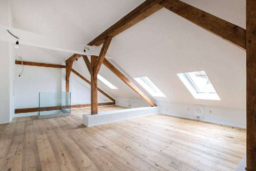 Sanierte Dachgeschosswohnung mit Holzbalken