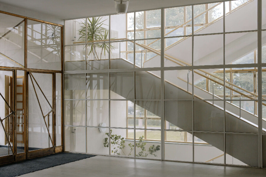 Architektonisches Stiegenhaus mit Glasfassade